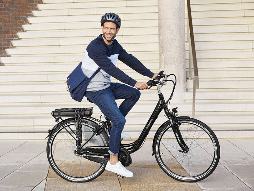 Prophete E-Bike und Fahrradhelm.