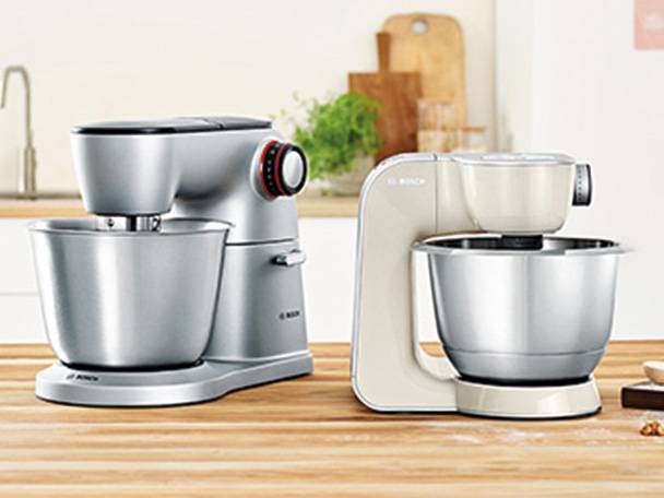 Bosch Küchenmaschinen: silbernes und cremefarbenes Modell.