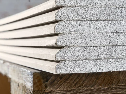 Stapel Gipskartonplatten.