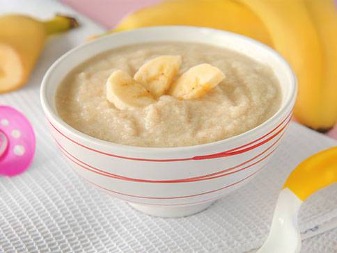 Haferbrei mit Banane in einer Schüssel.