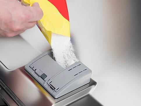 Spülmaschinenreiniger und Salz werden hinzugefügt.