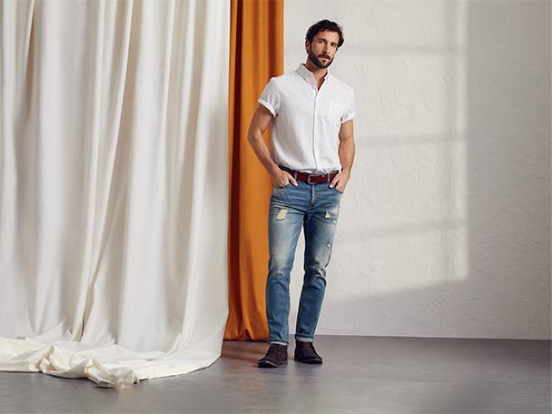 Herrenjeans und helles Hemd.