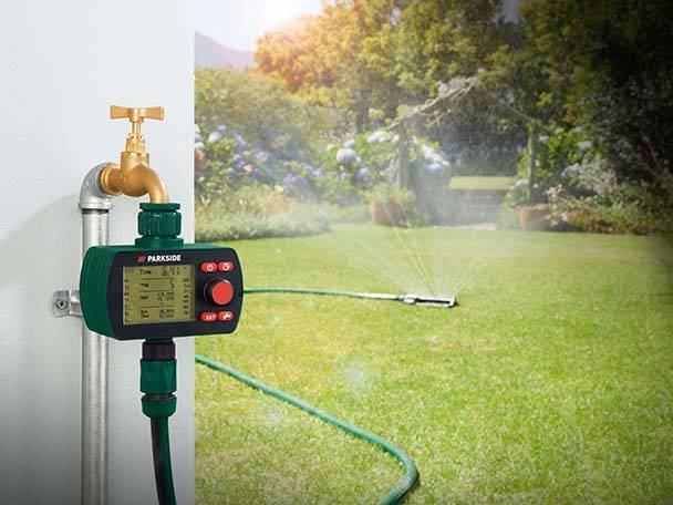 Parkside Bewässerungstimer und Sprinkler für den Rasen.