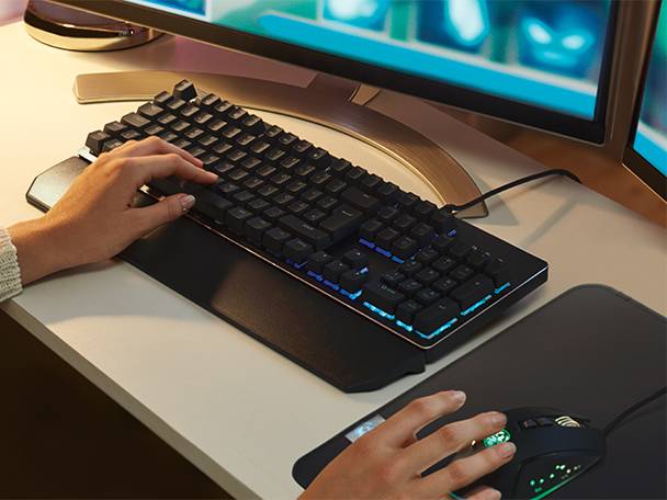 Gaming-Setup: Tastatur und Maus.