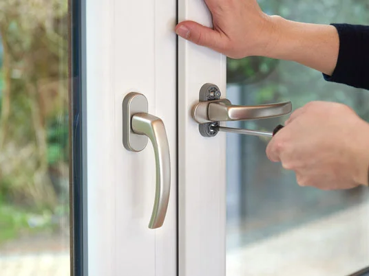 Montage von Tür- und Fenstergriffen