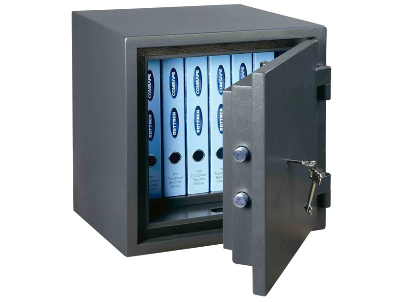Tresor mit Comsafe und Rottner Ordnern.