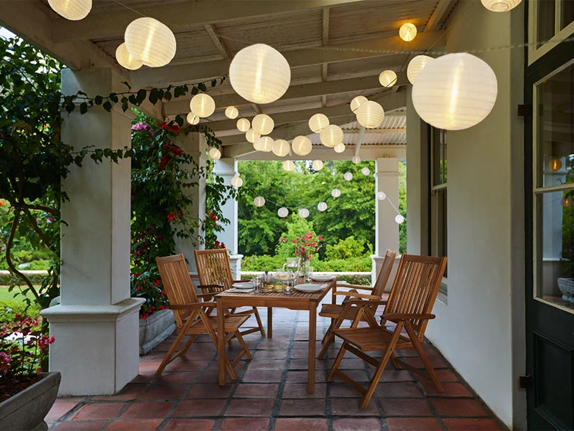 Gartenmöbel und Papierlaternen