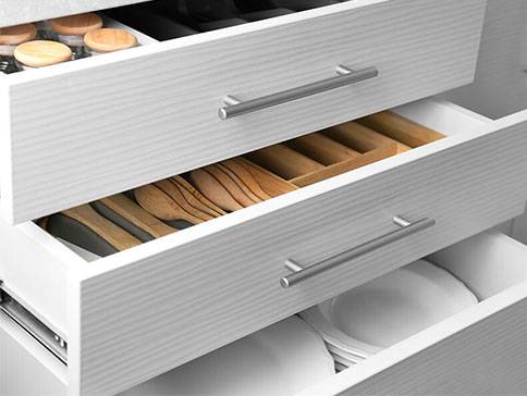 Küchenauszüge: Löffel, Gewürze und Geschirr.