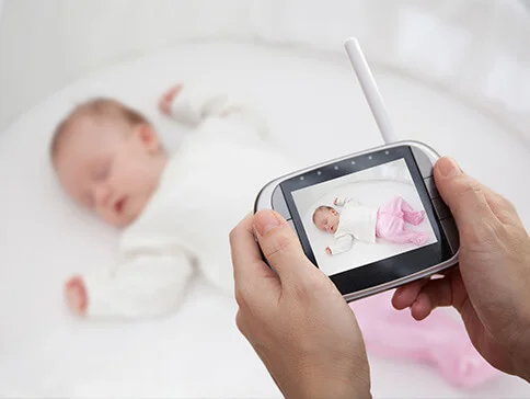 Babyphone zeigt schlafendes Baby.