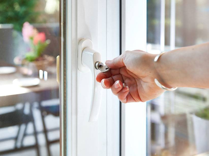 Hand öffnet ein weißes Fenster.