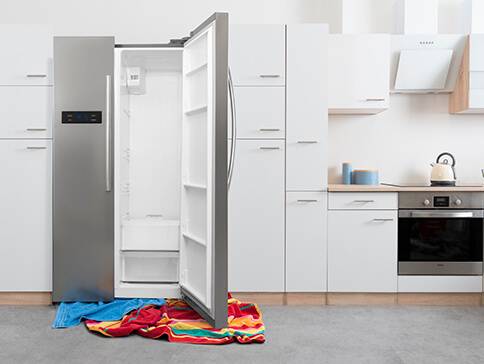 Offener Kühlschrank und Handtücher in der Küche.