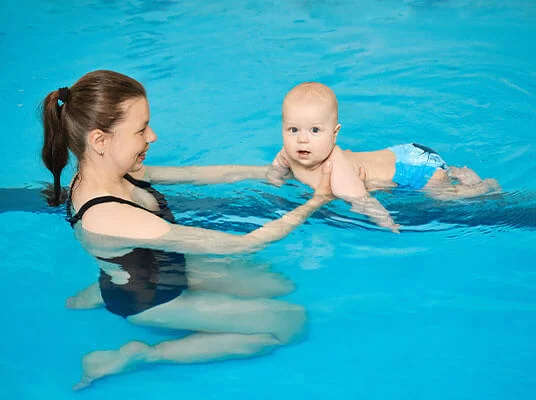 Mutter und Baby im Schwimmkurs.