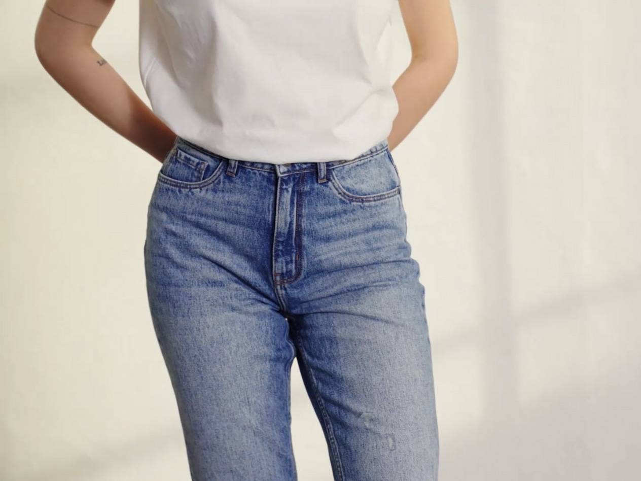 Jeans und weißes T-Shirt.