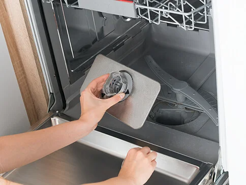 Filter und Teil des Geschirrspülers werden ausgetauscht.