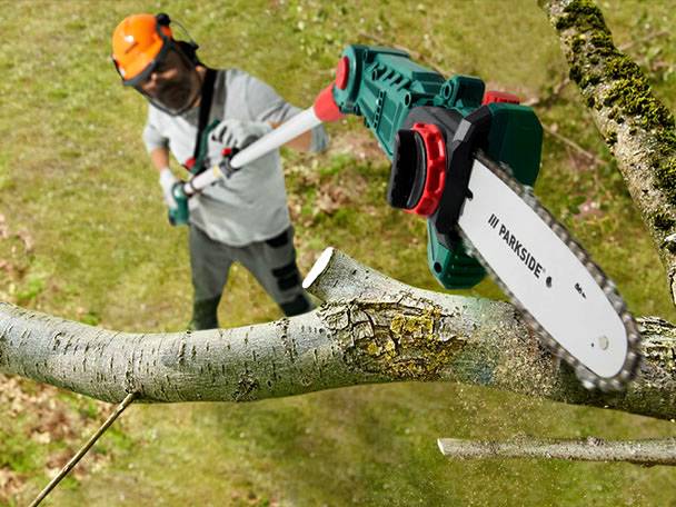 Parkside Motorsäge im Einsatz zum Beschneiden eines Baumes.