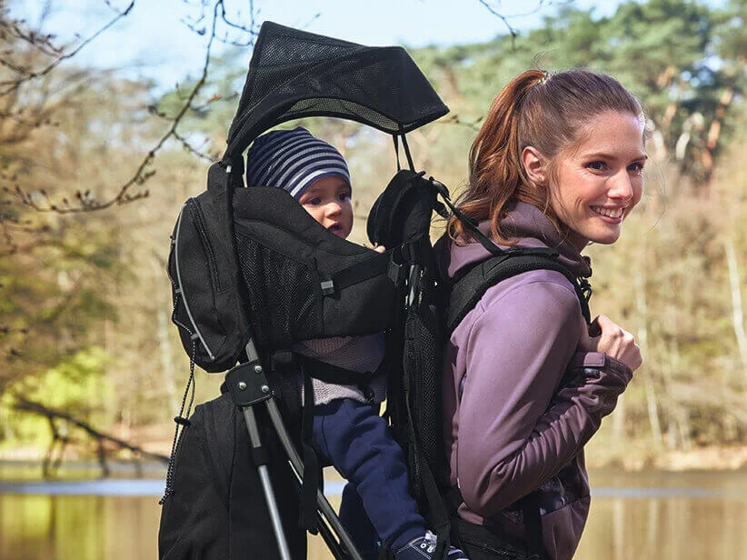 Kind in der Tragehilfe in der Natur.