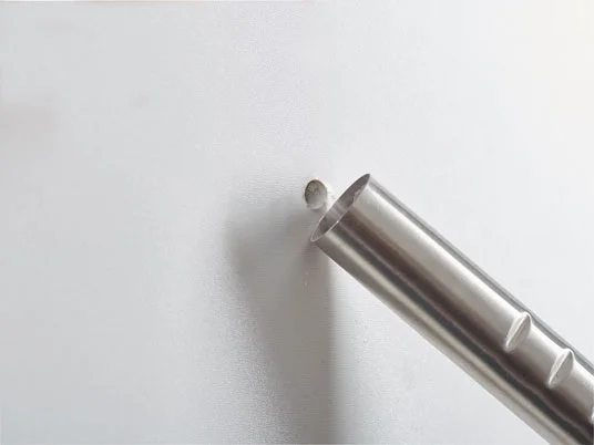 Metallrohr in einem Loch in der Wand.