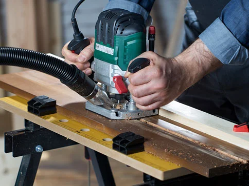 Holzbearbeitung mit einem Festool Fräser.
