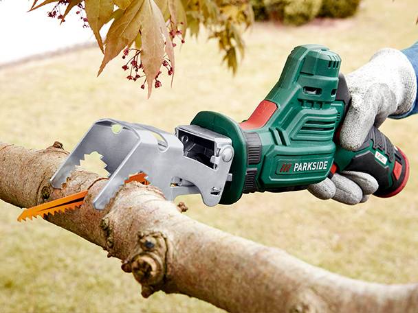 Parkside Säge schneidet einen Ast.