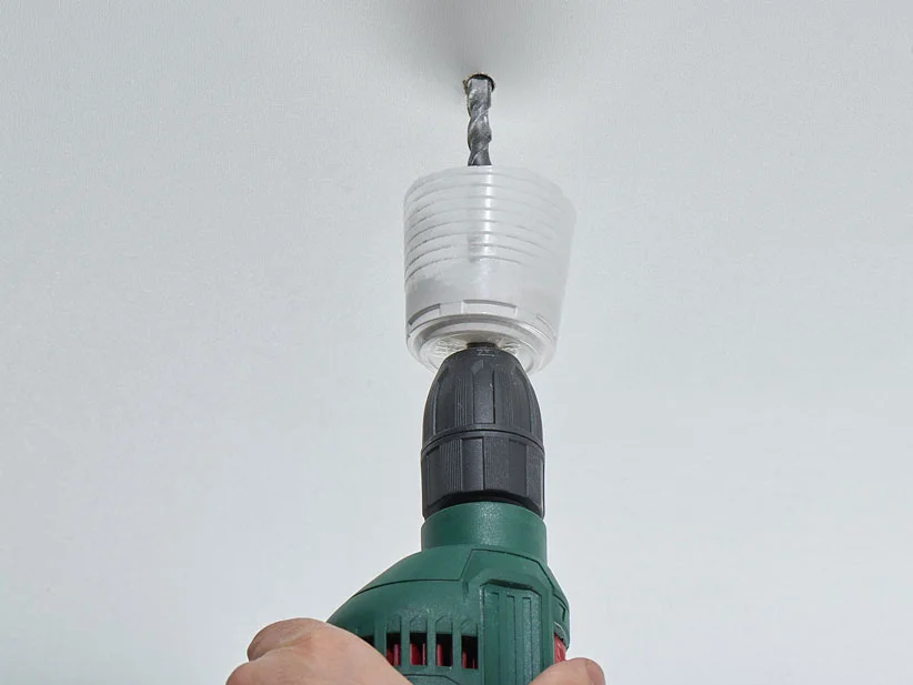 Bohrmaschine und Bohraufsatz für Gipskartonplatten.