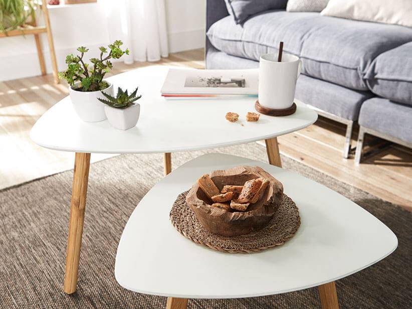 Weiße, dreieckige Couchtische aus Bambus.