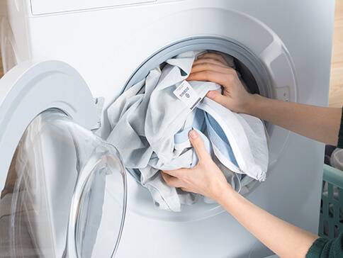 Wäsche in der Waschmaschine waschen.
