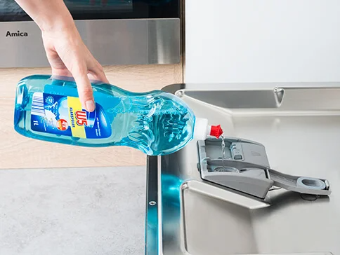 Finish Spülmittel wird in den Geschirrspüler gefüllt.