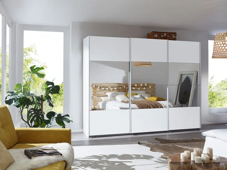 Moderner Schrank mit Schiebetüren und gelbes Sofa.