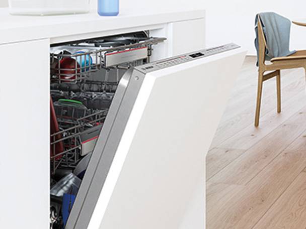 Eingebaute Spülmaschine, Geschirr und Besteck innen.