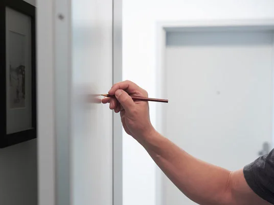 Bleistift, Wandbilder und Rahmen.