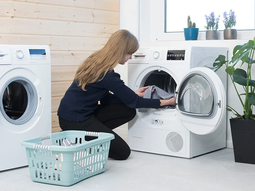 Bosch Wäschetrockner und Waschmaschine sowie Wäschekorb.