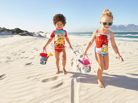 Minions und Arielle Bademode und Strandspaß am Strand.