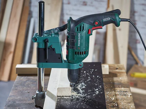 Parkside Bohrmaschine und Bohrständer im Einsatz.