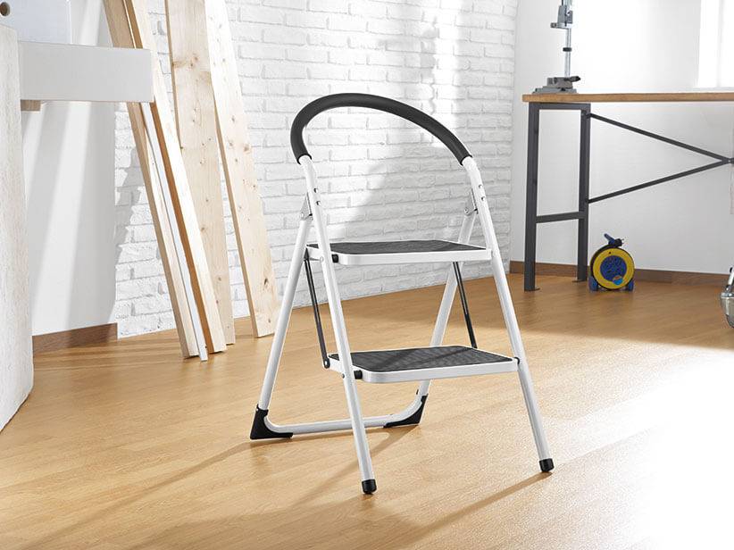 Zweistufige weiße Leiter für Heimwerkerarbeiten.