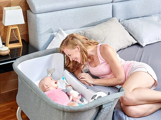 Mutter und Baby im Beistellbett.