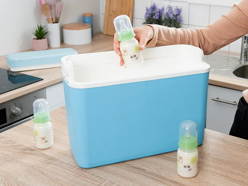 Babyflaschenkühlbox und Babyflaschen.