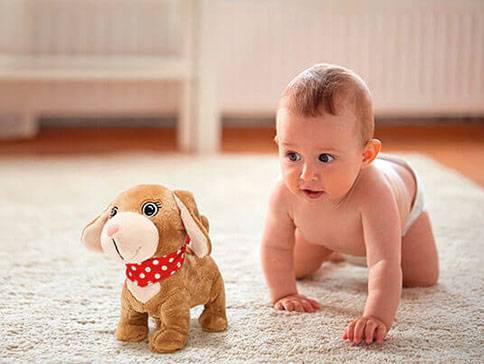 Gehendes Plüschtier und Baby.