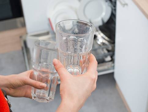 Zwei Gläser neben dem Geschirrspüler.