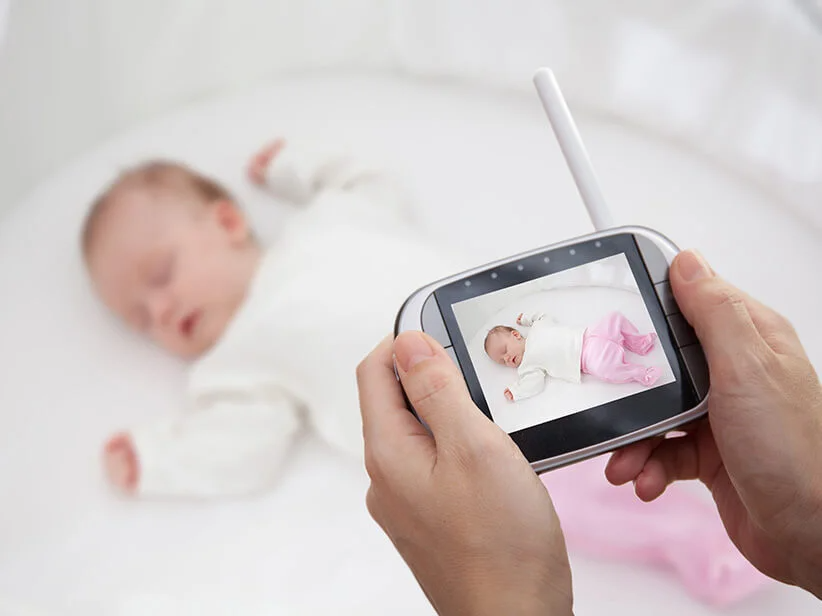 Babyphone: Baby auf dem Monitor und echtes Baby.