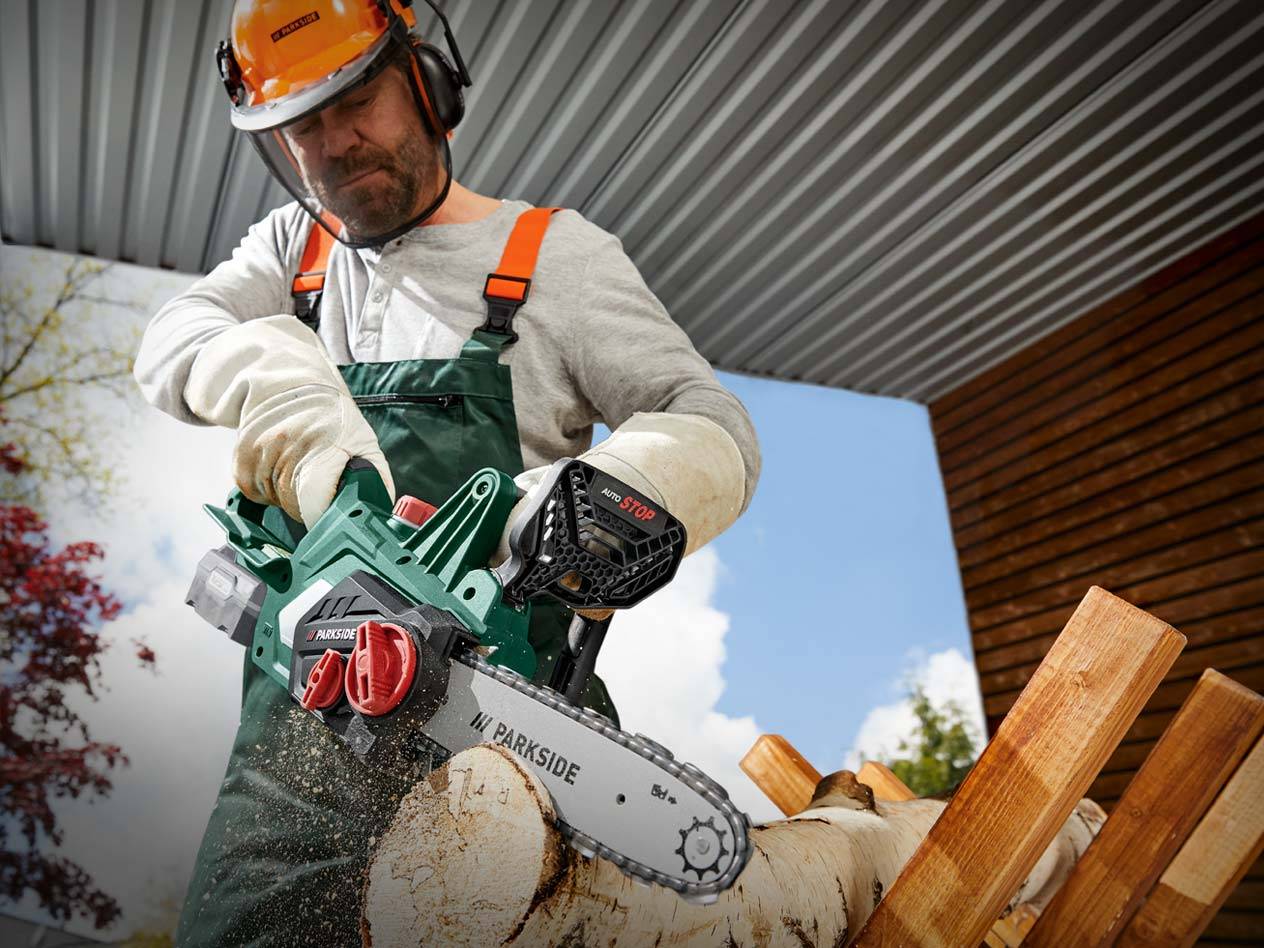 Parkside Motorsäge im Einsatz, Holz schneiden.