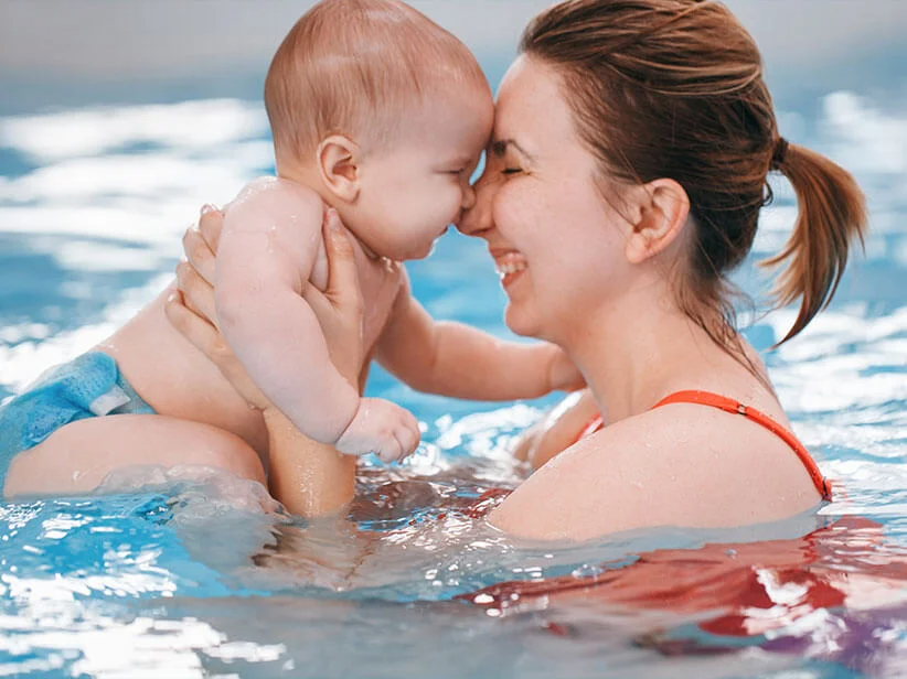Mutter und Baby im Schwimmbad.
