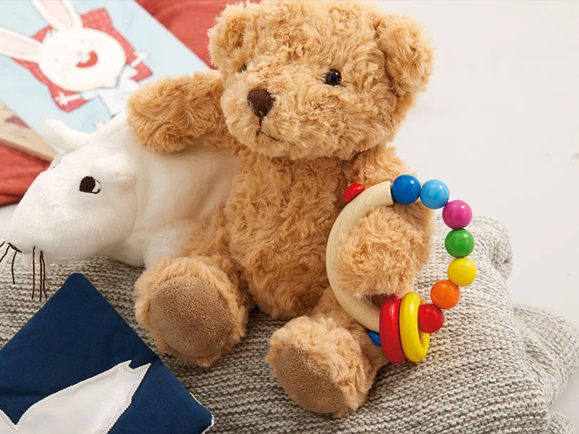 Plüschtiere und Entwicklungsspielzeug für Babys.