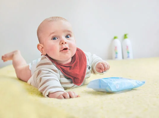 Baby und Feuchttücher.