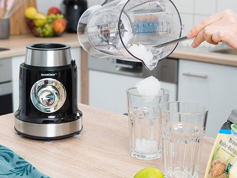 Severin Mixer und Eis in Gläsern