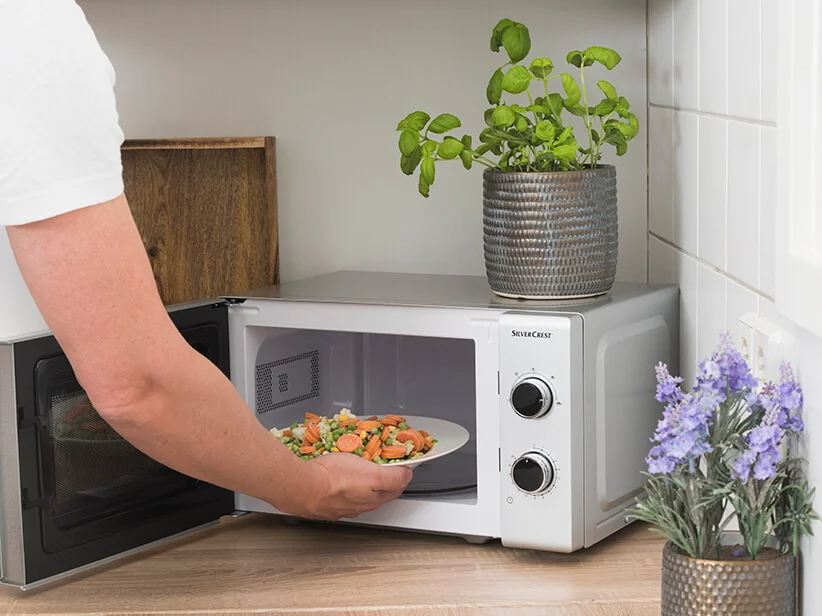 SilverCrest Mikrowelle und Gemüse.