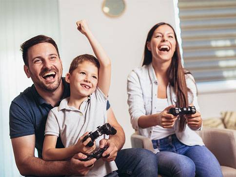 Familie spielt Videospiele mit Controllern.
