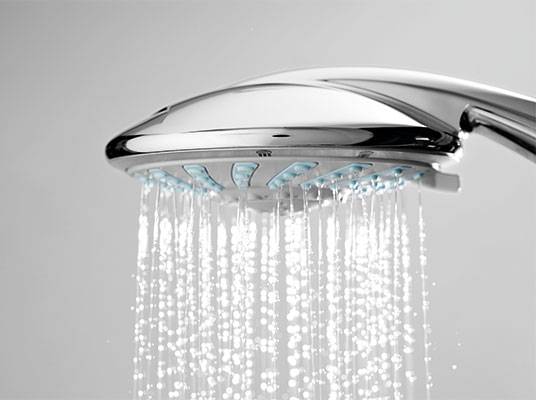 Duschkopf mit Wasserstrahl.