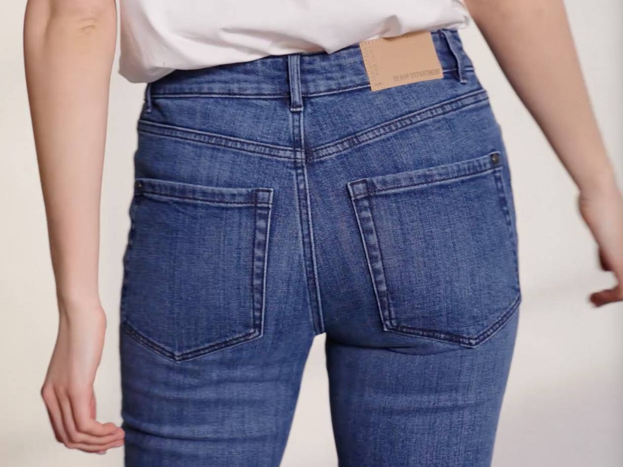 Denim Department Jeans: Damenjeans von hinten.