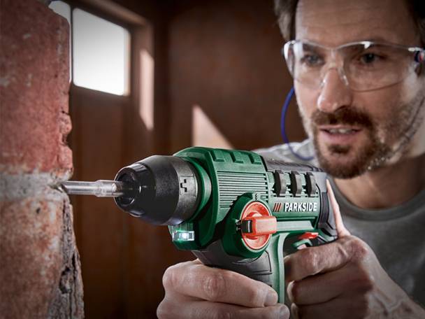 Parkside Bohrhammer im Einsatz an einer Ziegelwand.