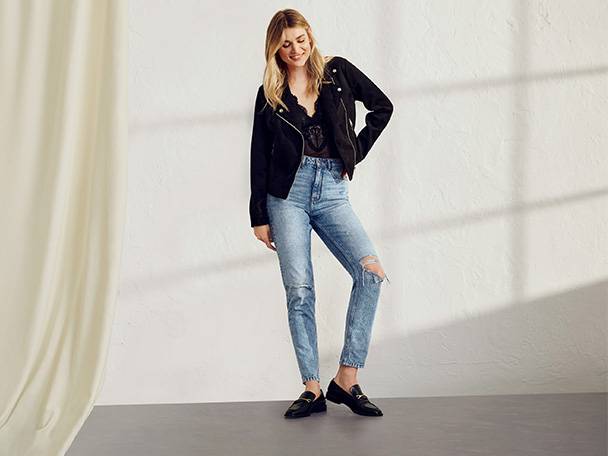 Lederjacke, Jeans und Mokassins.